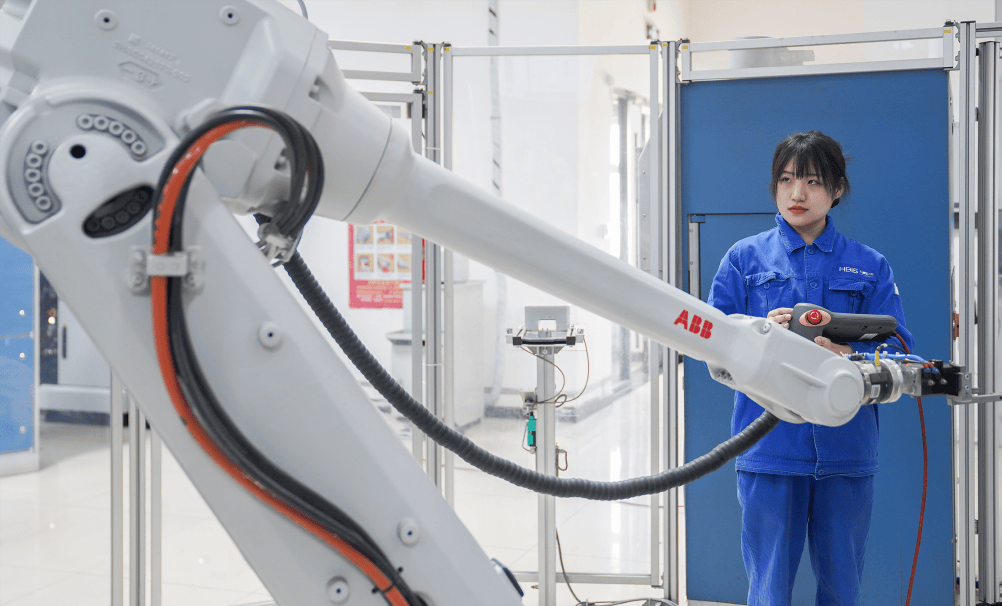 河鋼集團(tuán)多家單位榮獲河北省2024年度先進(jìn)級智能工廠及信息技術(shù)研發(fā)殊榮，彰顯數(shù)字化轉(zhuǎn)型硬實(shí)力